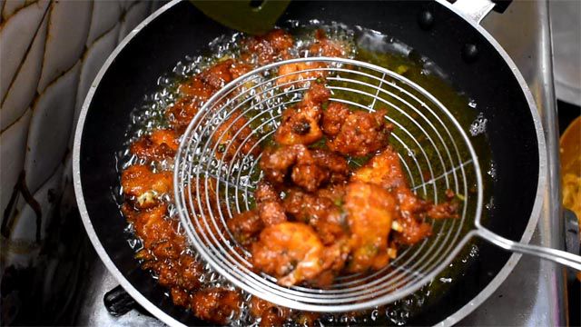 Drain excess oil of chicken pakora.