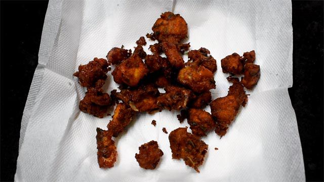 Transfer chicken pakora on kitchen paper towel