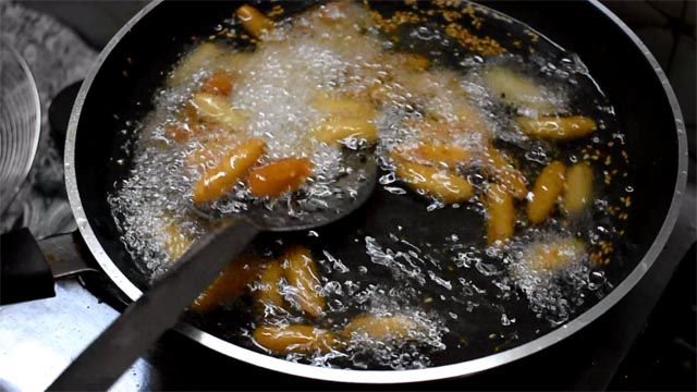 Deep fry palakayalu till they turn golden brown color.